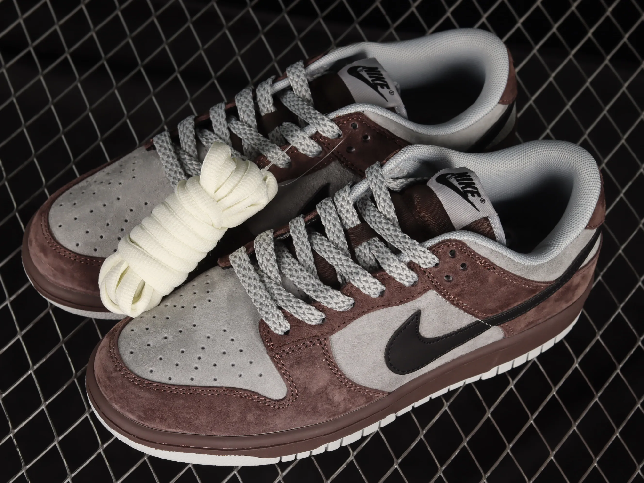 All Categories Nk SB Dunk Series Nk SB Dunk Low Low-top sneakers Otomo Katsuhiro x Nk SB Dunk Low "Steamboy OST" Creative customization collaboration Otomo Katsuhiro co-branded SB low-top sports and leisure sneakers DD9606-123